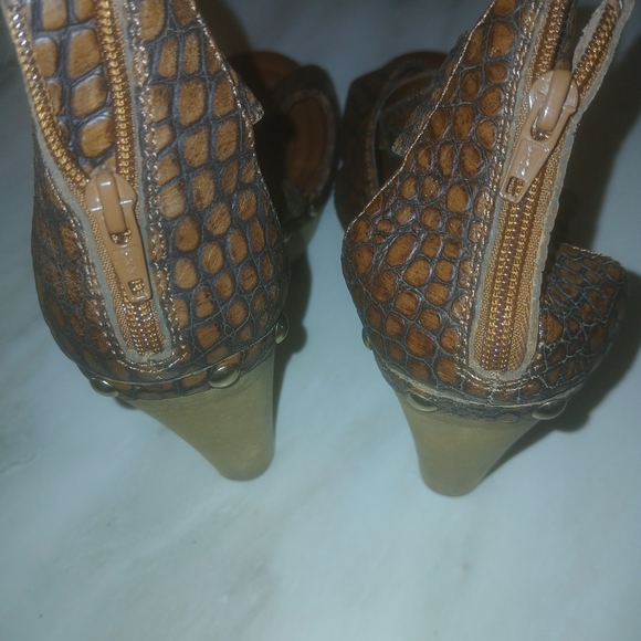 Isola Brown Studded Sandals Size 7. - Picture 5 of 7